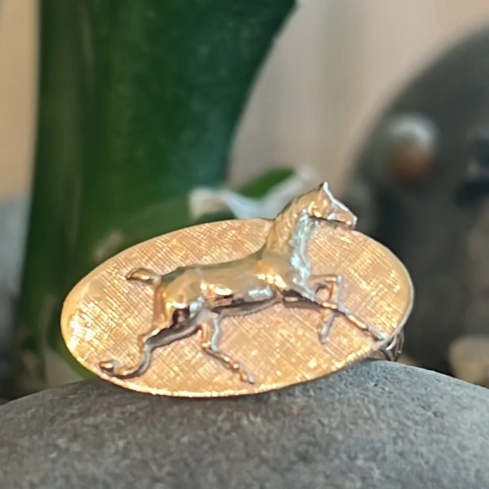 14k gold ring with horse and crosshatch background - Picture 11 of 17
